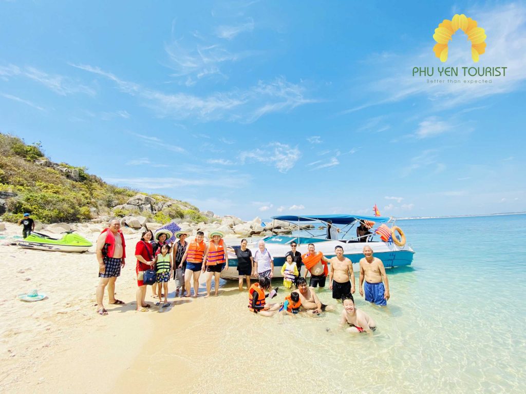 Du khách Phú Yên Tourist tắm biển Hòn Nưa